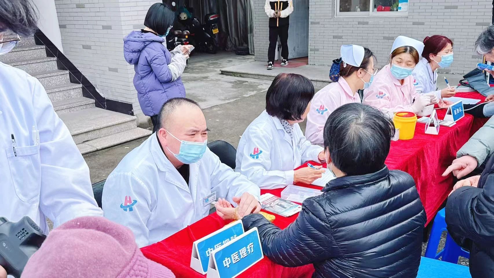 弘扬雷锋精神，杭州东方华康康复医院社区义诊送关怀